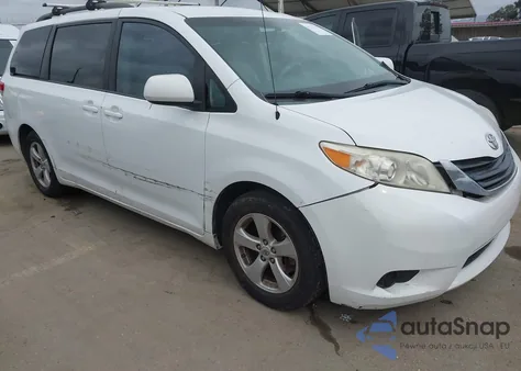 2012 Toyota Sienna Le V6 8 Passenger z USA, uszkodzony, nr VIN 5TDKK3DC6CS247811
